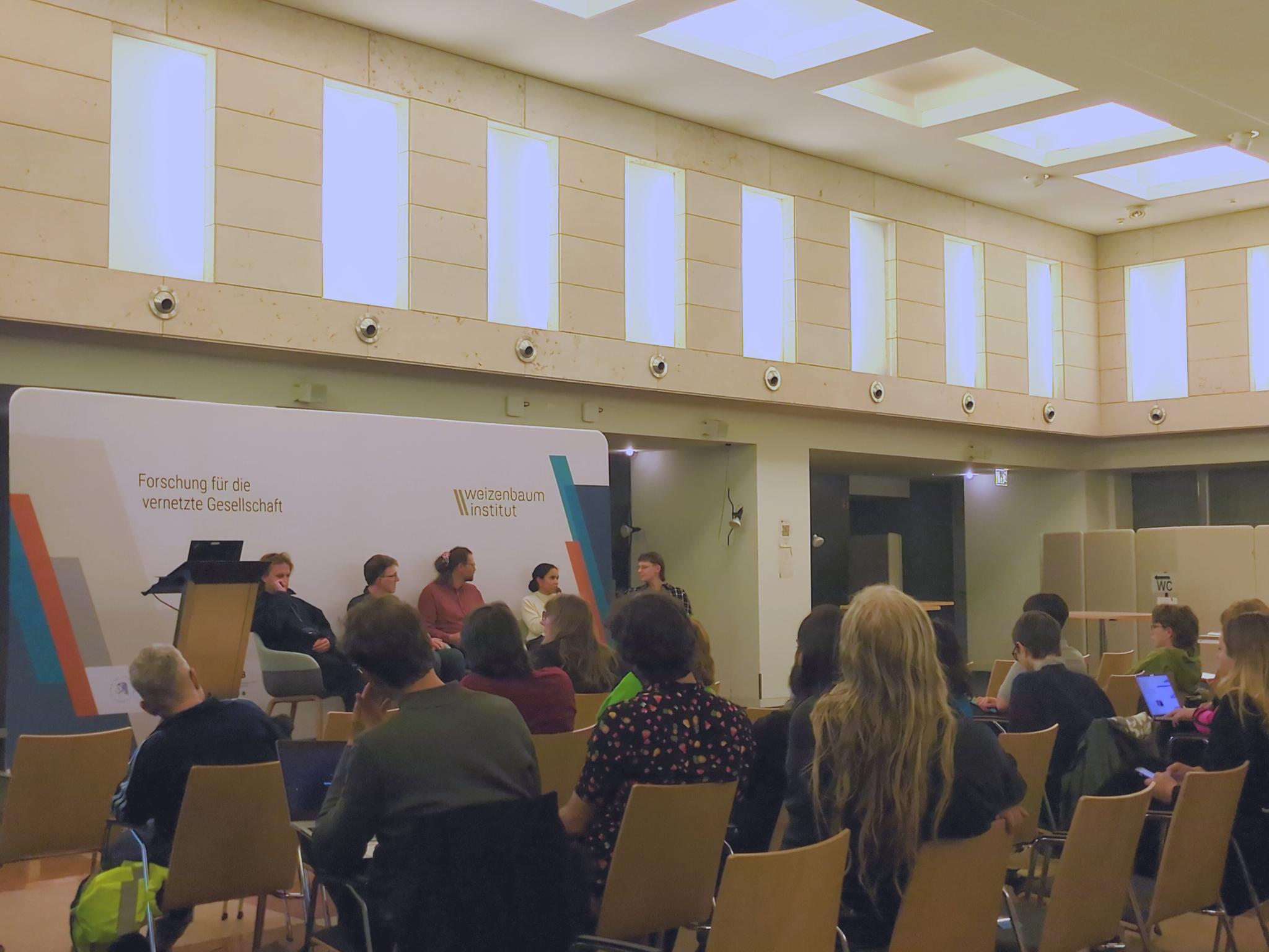 Panel mit Antoine, Julian Bothe, Rainer Rehak, Tara Merk und Anne Pasek (v.l.)