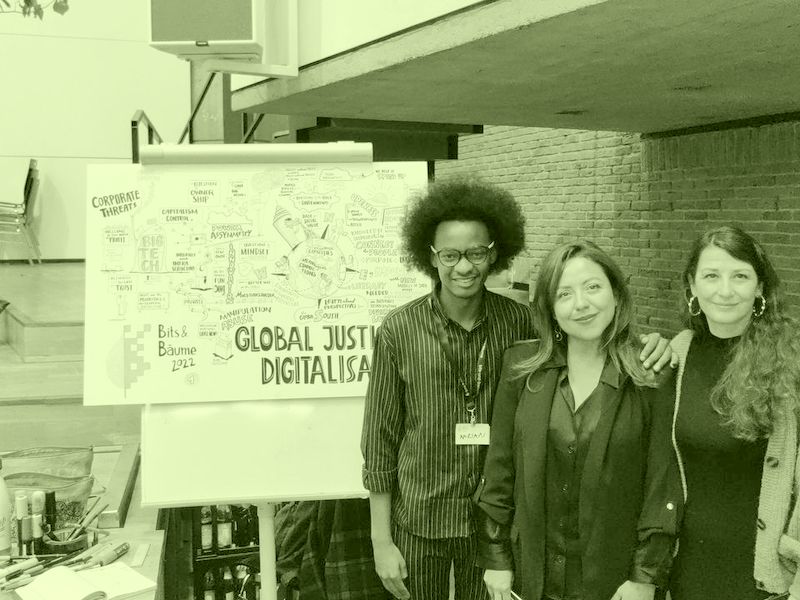 Gabriel Karasan, Renate Avilia and Geraldine de Bastion standing in Front of a live-illustration. Picture André